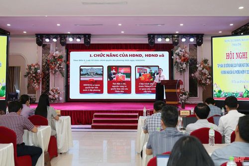 Đồng chí Đào Thị Anh Nga - Trưởng ban Văn hóa - Xã hội, HĐND tỉnh thông tin chuyên đề “Kỹ năng thẩm tra, xem xét dự thảo nghị quyết và thực hiện chức năng quyết định của HĐND”.