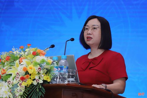 Đồng chí Nguyễn Thị Thúy Nga - Trưởng ban Kinh tế - Ngân sách, HĐND tỉnh truyền đạt chuyên đề “Kỹ năng giám sát và thảo luận, chất vấn của đại biểu HĐND”