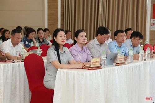 Đồng chí Nguyễn Thị Việt Hà - Phó Chủ tịch HĐND tỉnh dự hội nghị tại Khách sạn Ngân Hà...