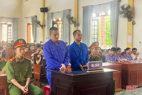 Nguyễn Tuấn Anh (bên trái) và Dương Kim Nhật bị xét xử về tội “Tổ chức sử dụng trái phép chất ma túy”.