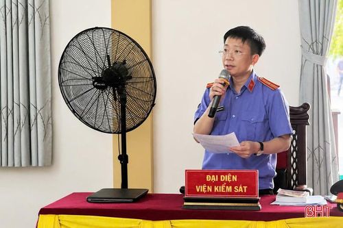 Đại diện Viện KSND Khu vực 1 - Hà Tĩnh thực hành quyền công tố tại phiên tòa.