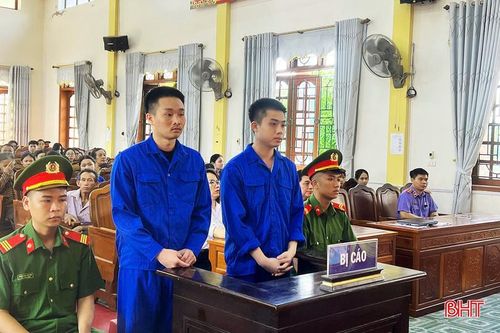 Đoàn Xuân Thế (bên phải) và Nguyễn Chiến Thắng bị xét xử về tội “Lừa đảo chiếm đoạt tài sản”.