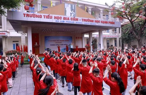 Giờ sinh hoạt ngoại khóa và đồng diễn hát Xoan của học sinh Trường Tiểu học Gia Cẩm góp phần lan tỏa di sản và tạo sân chơi văn hóa ý nghĩa. (Ảnh: Hoàng Hùng/TTXVN)