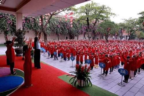 Học sinh Trường Tiểu học Gia Cẩm phường Việt Trì trong trang phục áo dài truyền thống hào hứng đồng diễn hát Xoan dưới sự hướng dẫn của giáo viên, góp phần lan tỏa di sản văn hóa vùng đất Tổ trong học đường. (Ảnh: Hoàng Hùng/TTXVN)