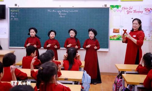 Giai điệu “Mó cá” ngân vang trong tiết học hát Xoan của cô và trò Trường Tiểu học Gia Cẩm, đưa âm hưởng dân ca vùng đất Tổ đến gần hơn với tuổi thơ học trò. (Ảnh: Hoàng Hùng/TTXVN)