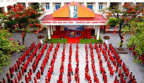 Không khí giờ học truyền dạy hát Xoan tại Trường Tiểu học Gia Cẩm nơi giáo viên và học sinh trong trang phục áo dài truyền thống thực hành nghệ thuật dân gian vùng đất Tổ. (Ảnh: Hoàng Hùng/TTXVN)