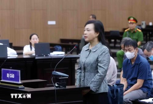 Bị cáo Nguyễn Thị Kim Tiến, cựu Bộ trưởng Bộ Y tế khai báo trước tòa. (Ảnh: Phạm Kiên/TTXVN)