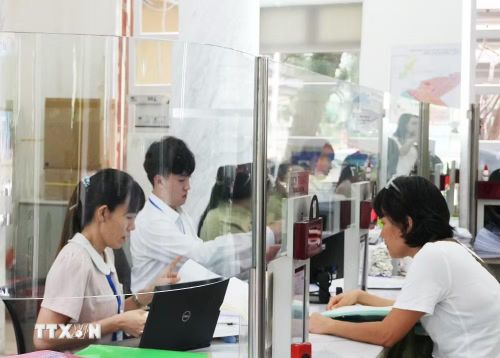Cán bộ, công chức tại Trung tâm Hành chính công phường Sài Gòn mới đang khẩn trương xử lý hồ sơ. (Ảnh: Hữu Duyên/TTXVN)