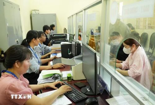 Cán bộ, công chức ở Thành phố Hồ Chí Minh thường xuyên phải tăng ca phục vụ giải quyết hồ sơ hành chính cho người dân. (Ảnh: Hữu Duyên/TTXVN)