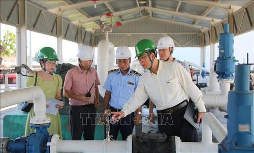 Đại diện Sở Công Thương Hải Phòng và cơ quan liên quan khảo sát kho xăng E10 Chi nhánh Tổng Công ty Dầu Việt Nam - Công ty Cổ phần - Xí nghiệp Tổng kho xăng dầu Đình Vũ.