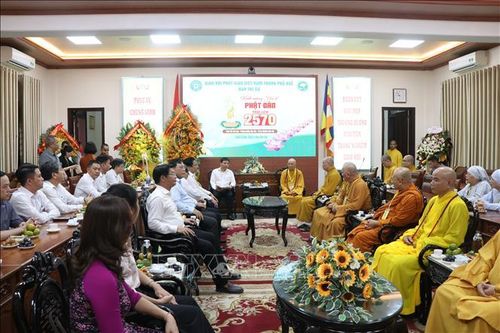 Phó Thủ tướng Chính phủ Nguyễn Văn Thắng thăm và chúc mừng Ban Trị sự Giáo hội Phật giáo Việt Nam thành phố Huế tại chùa Từ Đàm, phường Thuận Hóa.