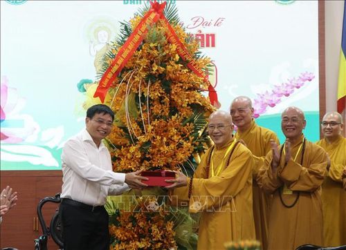 Phó Thủ tướng Chính phủ Nguyễn Văn Thắng tặng hoa chúc mừng Ban Trị sự Giáo hội Phật giáo Việt Nam thành phố Huế tại chùa Từ Đàm, phường Thuận Hóa.