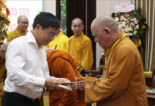 Phó Thủ tướng Nguyễn Văn Thắng tặng quà chúc mừng các chức sắc lãnh đạo Ban Trị sự Giáo hội Phật giáo Việt Nam thành phố Huế. Ảnh: Mai Trang/TTXVN