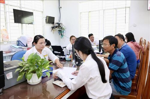 Người dân đến làm thủ tục hành chính tại Trung tâm Phục vụ hành chính công phường Long Xuyên, tỉnh An Giang. Ảnh: Thanh Sang/TTXVN