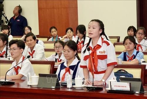 Em Lê Huỳnh Trâm, học sinh Trường THCS Hoa Lư, phường Tăng Nhơn Phú, phát biểu ý kiến tại chương trình “Lãnh đạo Thành phố gặp gỡ, lắng nghe thiếu nhi” năm 2026. Ảnh: Trung Tuyến/TTXVN