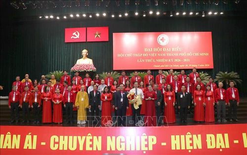 Bà Đỗ Thị Thu Thảo, Chủ tịch Trung ương Hội Chữ thập đỏ Việt Nam tặng hoa, trao thư chúc mừng Phó Bí thư Thường trực Thành ủy TP Hồ Chí Minh Lê Quốc Phong là Chủ tịch danh dự Hội Chữ thập đỏ Việt Nam TP Hồ Chí Minh.