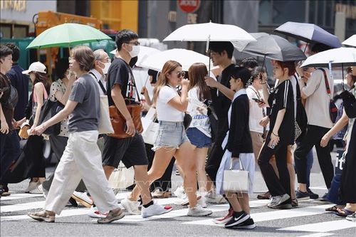 Người dân di chuyển trên đường phố tại Tokyo, Nhật Bản. Ảnh: Kyodo/TTXVN