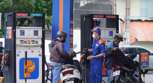 Người dân đổ xăng RON 95 cho phương tiện tại một cửa hàng xăng dầu ở TP Hồ Chí Minh.