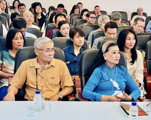 Đông đảo bạn bè, công chúng yêu mến đến tham dự buổi ra mắt hồi ký của nhà văn Xuân Phượng.