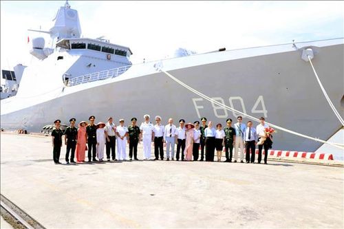 Đại diện các lực lượng chấp pháp chào đón đại diện Tàu Hải quân Hoàng gia Hà Lan HNLMS De Ruyter. Ảnh: Hoàng Ngọc/TTXVN