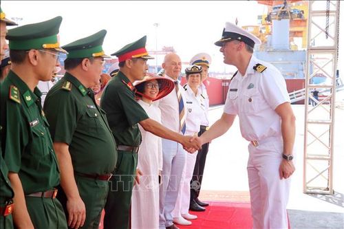 Đại diện các lực lượng chấp pháp chào đón đại diện Tàu Hải quân Hoàng gia Hà Lan HNLMS De Ruyter. Ảnh: Hoàng Ngọc/TTXVN