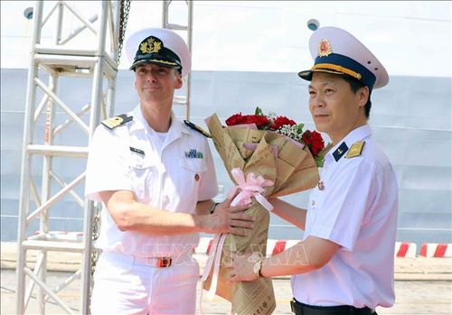 Đại diện các lực lượng chấp pháp tặng hoa đại diện Tàu Hải quân Hoàng gia Hà Lan HNLMS De Ruyter. Ảnh: Hoàng Ngọc/TTXVN