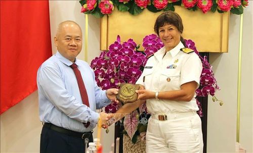 Chủ tịch UBND thành phố Hải Phòng tặng quà lưu niệm đại diện Tàu Hải quân Hoàng gia Hà Lan HNLMS De Ruyter chào xã giao. Ảnh: Hoàng Ngọc/TTXVN