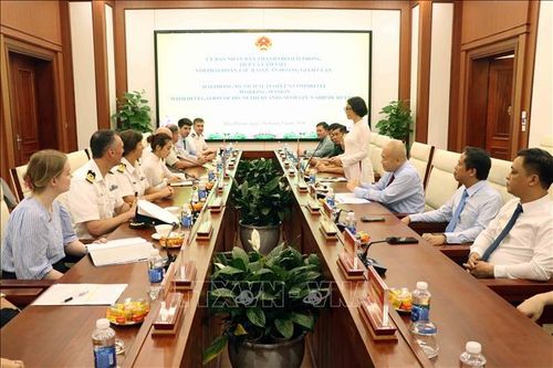 Chủ tịch UBND thành phố Hải Phòng tiếp phái đoàn Tàu Hải quân Hoàng gia Hà Lan HNLMS De Ruyter chào xã giao. Ảnh: Hoàng Ngọc/TTXVN