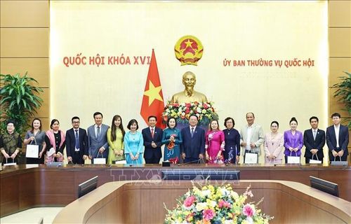 Phó Chủ tịch Quốc hội Nguyễn Thị Thanh trao tặng quà cho đại biểu nhà khoa học doanh nhân, doanh nghiệp tiêu biểu của Hội nghiên cứu Khoa học về Đông Nam Á – Việt Nam. Ảnh: Minh Đức/TTXVN