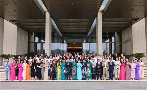 Phó Chủ tịch Quốc hội Nguyễn Thị Thanh và các đại biểu chụp ảnh chung. Ảnh: Minh Đức/TTXVN