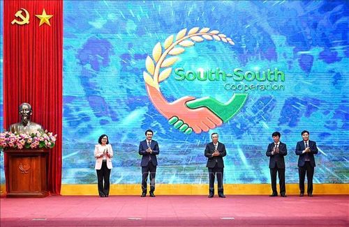 Các đại biểu thực hiện nghi thức ra mắt Nhóm công tác Hợp tác Nam – Nam trong nông nghiệp tại sự kiện thúc đẩy hợp tác nông nghiệp Việt Nam – châu Phi. Ảnh: Phạm Tuấn Anh/TTXVN