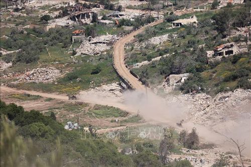 Xe quân sự của Lực lượng Phòng vệ Israel (IDF) tuần tra tại miền Nam Liban. Ảnh: THX/TTXVN