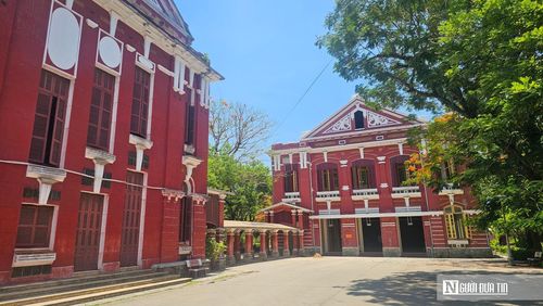 Trước đó vào ngày 25/5, tại dự án cải tạo, nâng cấp các hạng mục Trường THPT chuyên Quốc Học Huế, Công ty TNHH MTV Xây dựng Thương mại và Dịch vụ Nam Kinh cũng bị Giám đốc Ban QLDA Đầu tư xây dựng và Phát triển đô thị Tp.Huế ký quyết định xử phạt hơn 21,3 triệu đồng do chậm tiến độ thi công hạng mục Nhà số 15.