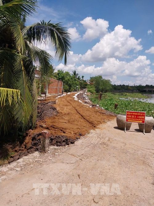 Đơn vị thi công dùng cơ giới đóng cọc, đắp đất gia cố xong đoạn sạt lở “hàm ếch", cơ bản đã hoàn thiện kết nối giao thông. Ảnh: Công Trí - TTXVN