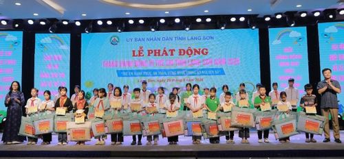 Tặng quà cho các em học sinh nghèo, vượt khó. Ảnh: LS