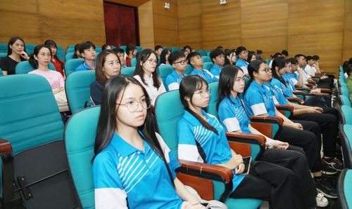 Các đại biểu và học sinh Lạng Sơn tham gia chương trình.