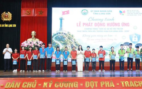 Bà Trần Thanh Nhàn, Phó Chủ tịch UBND tỉnh Lạng Sơn, cùng các ngành chức năng địa phương trao tặng nhiều phần quà ý nghĩa cho các em học sinh địa phương. Ảnh: LS
