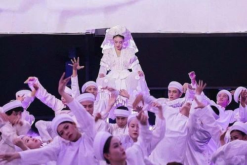 Nhiều bạn trẻ biết đến tín ngưỡng thờ Mẫu Việt Nam qua các chương trình biểu diễn nghệ thuật. Ảnh: TL
