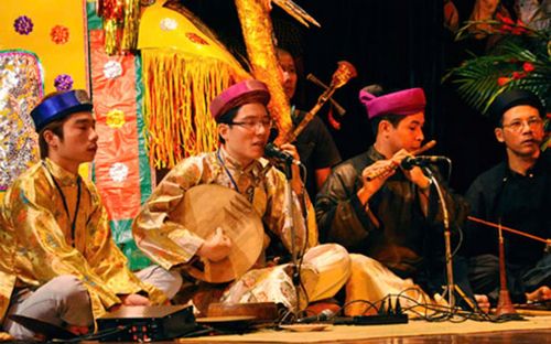 Hát chầu văn trong thực hành tín ngưỡng thờ Mẫu. Ảnh: TL