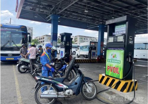 Người dân TP. Hồ Chí Minh đổ xăng E10 tại hệ thống cây xăng PVOIL. Ảnh: Cẩm An