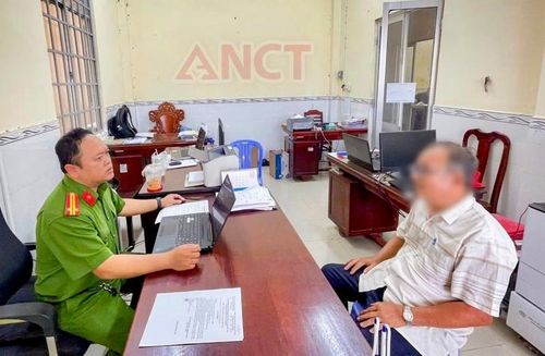 Công an phường Cái Răng làm việc với ông Phạm Việt Sơn. Ảnh: CACC