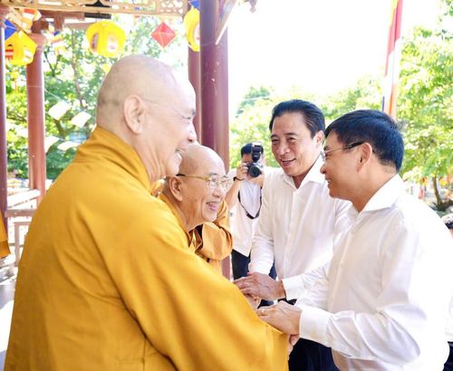 Phó Thủ tướng Nguyễn Văn Thắng ghi nhận và đánh giá cao những đóng góp của Ban Trị sự GHPGVN thành phố Huế. Ảnh: M. Hiếu