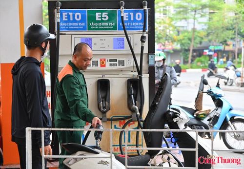 Theo các chuyên gia, E10 là loại xăng được phối trộn 10% ethanol nhiên liệu sinh học với 90% xăng khoáng. Loại nhiên liệu này giúp giảm lượng phát thải khí nhà kính, tăng hiệu quả cháy và góp phần thực hiện các cam kết giảm phát thải của Việt Nam.
