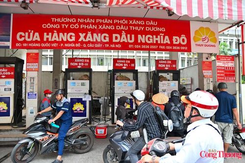 Ghi nhận tại cửa hàng xăng dầu tư nhân Thụy Dương trên đường Hoàng Quốc Việt (Hà Nội), sự thay đổi đã hiện diện ngay trên các cột bơm nhiên liệu.