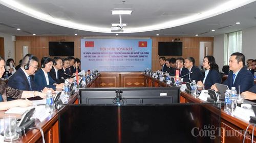 Thứ trưởng Bộ Công Thương Phan Thị Thắng và bà Lô Tân Ninh - Phó Chủ tịch Chính quyền nhân dân Khu tự trị dân tộc Choang Quảng Tây đồng chủ trì hội nghị. Ảnh: Thanh Minh.