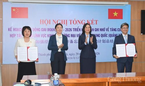 Trao thỏa thuận hợp tác đào tạo trong lĩnh vực AI giữa Trường Đại học Công Thương TP. Hồ Chí Minh và Học viện Thương mại quốc tế Quảng Tây tại sự kiện. Ảnh: Thanh Minh.