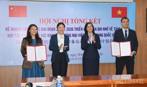 Trao danh mục nhiệm vụ trọng tâm Bộ Công Thương và Chính quyền nhân dân Quảng Tây (Trung Quốc) giữa Vụ Phát triển thị trường nước ngoài và Lãnh đạo Sở Thương mại Quảng Tây tại sự kiện. Ảnh: Thanh Minh.