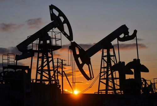 Giá dầu giảm nhẹ do đàm phán Mỹ - Iran tiến triển. Ảnh: Reuters