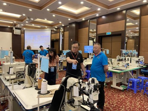 Khách tham quan khu trưng bày thiết bị tự động hóa.