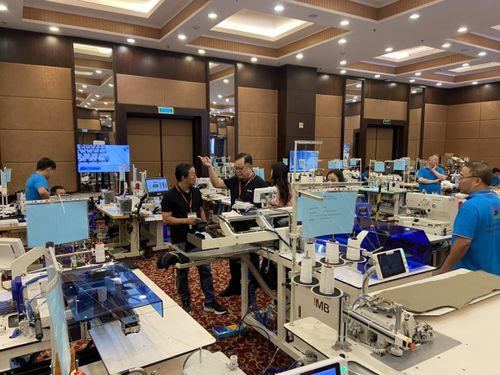 Nhiều giải pháp công nghệ của ngành dệt may được trưng bày, giới thiệu tại diễn đàn.